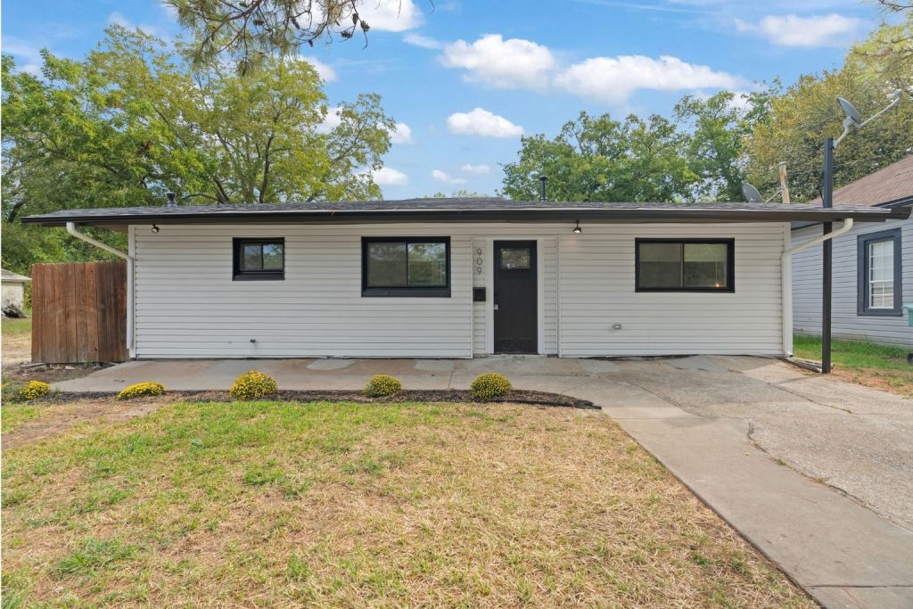 909 S Throckmorton Street, Sherman, TX 75090 — photo 1