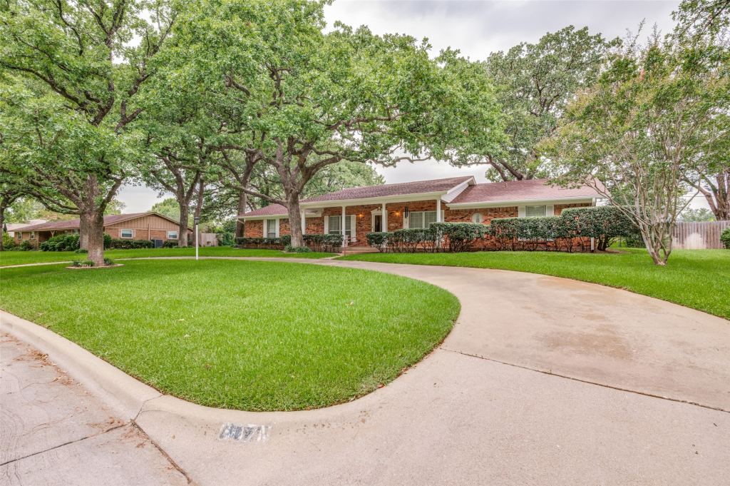 607 N Parkridge Drive, Mansfield, TX 76063 — photo 1