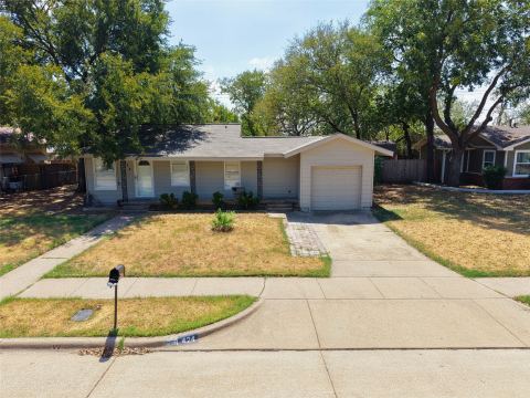 424 E Ellen Avenue, Hurst, TX 76053 — photo 2