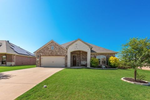 704 Carmen Ana Avenue, Grandview, TX 76050 — photo 2