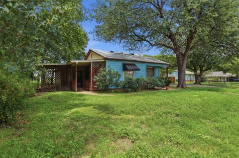 902 W Bridge Street, Granbury, TX 76048 — photo 3