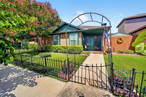 240 Dewey Court, Irving, TX 75060 — photo 2