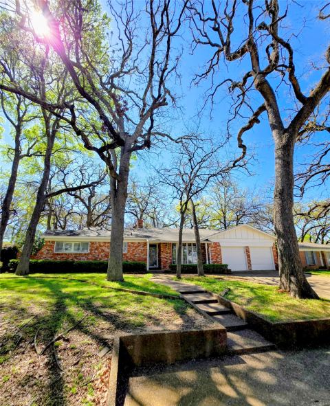 1020 Redbud Court, Arlington, TX 76012 — photo 2