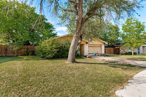 422 N Holiday Drive, Grand Prairie, TX 75052 — photo 2