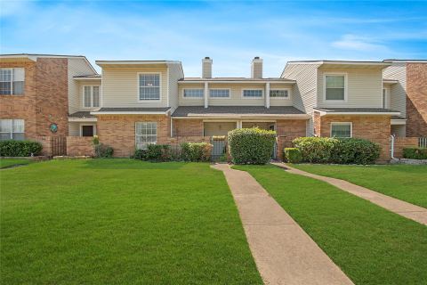 704 Creekwood Drive, Lewisville, TX 75067 — photo 2