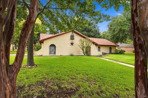 2201 Scarlet Lane, Grand Prairie, TX 75050 — photo 2
