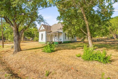 208 S Harrison Street, Pilot Point
