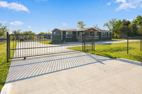 18061 Cindys Lane, Justin, TX 76247 — photo 2