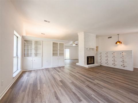 2111 Royal Oaks Drive, Irving, TX 75060 — photo 2