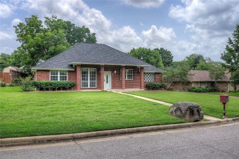 900 River Oaks Drive, Greenville, TX 75402 — photo 2