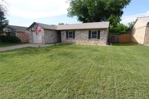 7021 Greenview Circle N, Fort Worth, TX 76120 — photo 2