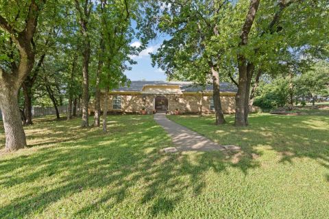 2005 Meadow Drive, Crowley, TX 76036 — photo 2