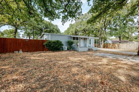 209 Wicker Hill Road, Burleson, TX 76028 — photo 2