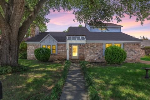 704 Matthews Court, Arlington, TX 76012 — photo 2