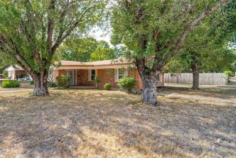 402 Myers Avenue, Cleburne