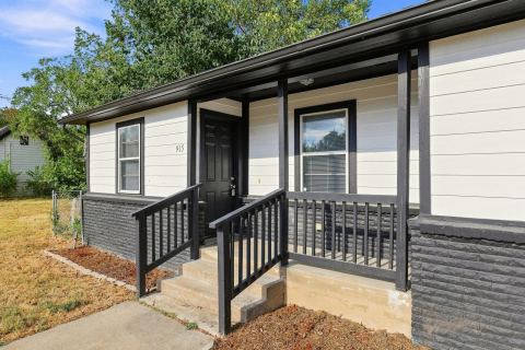 915 N Throckmorton Street, Sherman