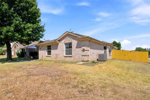 1001 Flower Drive, Arlington, TX 76017 — photo 2