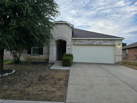 5820 Mirror Ridge Drive, Fort Worth