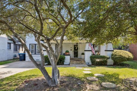 2235 Mistletoe Boulevard, Fort Worth, TX 76110 — photo 2