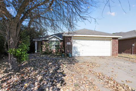 2752 Maegen Circle, Fort Worth, TX 76112 — photo 2