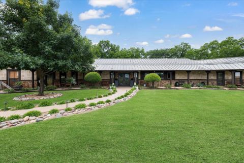 1382 E Black Jack Road, Aubrey