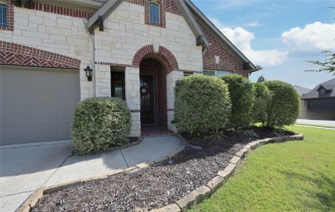 213 Oakcrest Drive, Justin, TX 76247 — photo 2