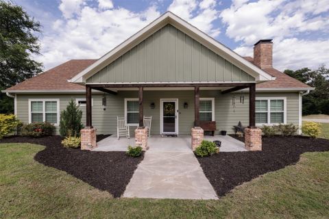 5775 Fm 2947, Quinlan