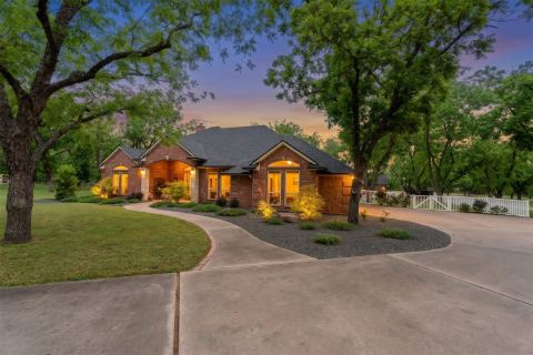 10008 Flight Plan Drive, Granbury, TX 76049 — photo 2