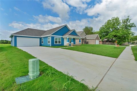 604 Crockett Drive, Cleburne, TX 76033 — photo 3