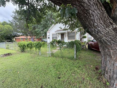 754 N Waco, Van Alstyne, TX 75495 — photo 2