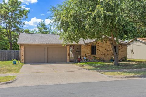 636 Sue Ann Lane, Burleson, TX 76028 — photo 2