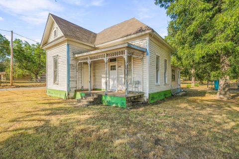 208 S Harrison Street, Pilot Point, TX 76258 — photo 3