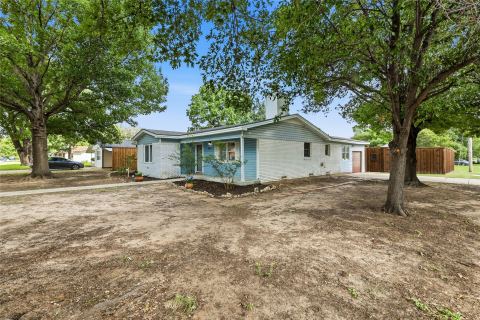 588 Pine Street, Lewisville, TX 75057 — photo 2