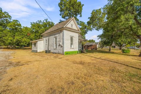 208 S Harrison Street, Pilot Point, TX 76258 — photo 2
