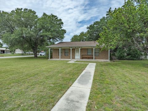308 Oakwood Street, Chico, TX 76431 — photo 2