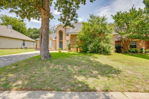 525 Oakbrook Drive, Burleson, TX 76028 — photo 2