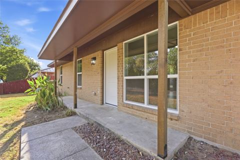 527 W Aubrey Street, Pilot Point, TX 76258 — photo 2
