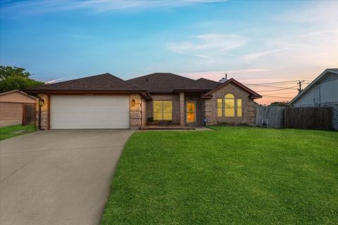 5748 Caracas Drive, North Richland Hills, TX 76180 — photo 2