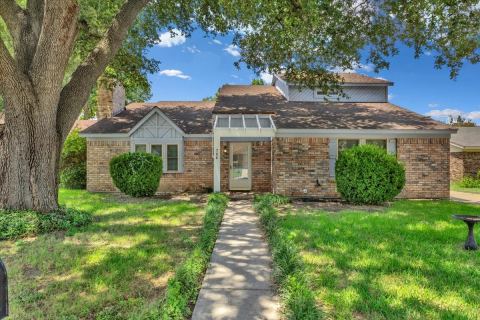 704 Matthews Court, Arlington, TX 76012 — photo 3