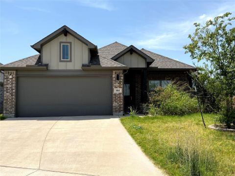 104 Tioga Circle, Waxahachie