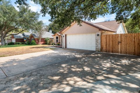 10712 Apache Drive, Waco, TX 76712 — photo 2
