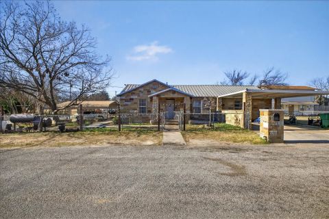 1310 N Estes Street, Stephenville, TX 76401 — photo 2