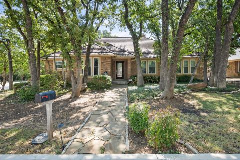 1919 Creek Wood Drive, Arlington