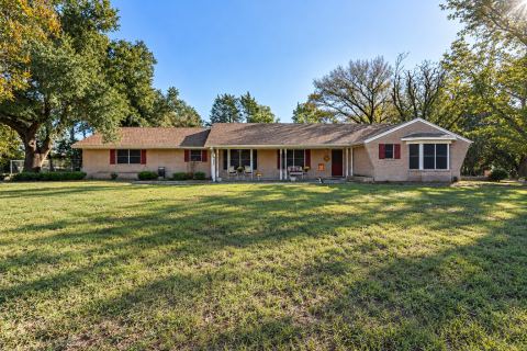 907 N Elm Street, Kemp