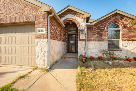 8309 Black Hills Trail, Aubrey