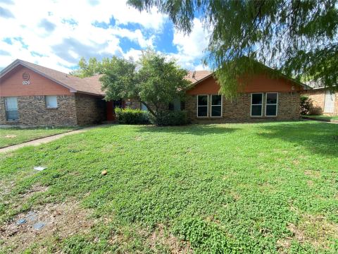 604 Lost Springs Court, Arlington, TX 76012 — photo 2