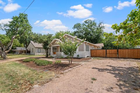 607 N Church Street, Pilot Point, TX 76258 — photo 2