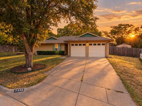 2336 Carlisle Court, Grand Prairie, TX 75052 — photo 2