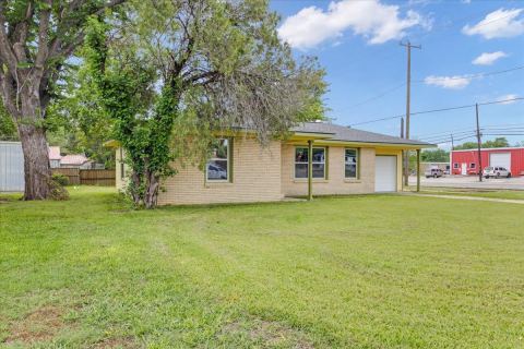 200 Victory Street, Bonham, TX 75418 — photo 2