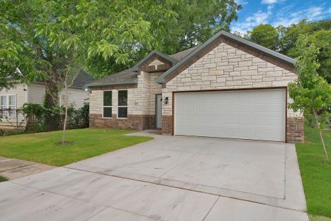 407 E Willingham Street, Cleburne